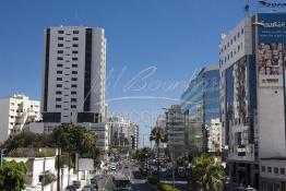 Image du Maroc Professionnelle de  Le prolongement de l'avenue Hassan II vers le sud rejoint le Boulevard Abdelmoumen qui presque comme tous les quartiers de Casablanca subit une transformation radicale. De part et d’autre du Boulevard Zerktouni, le nouveau quartier d’affaires de Casablanca, où les sièges d'une grande partie des plus importants groupes financiers du pays, banques, assurances, groupes de crédit ont élus domicile loin des encombrements quotidiens du centre-ville, Vendredi Juillet 2009. (Photo / Abdeljalil Bounhar) 